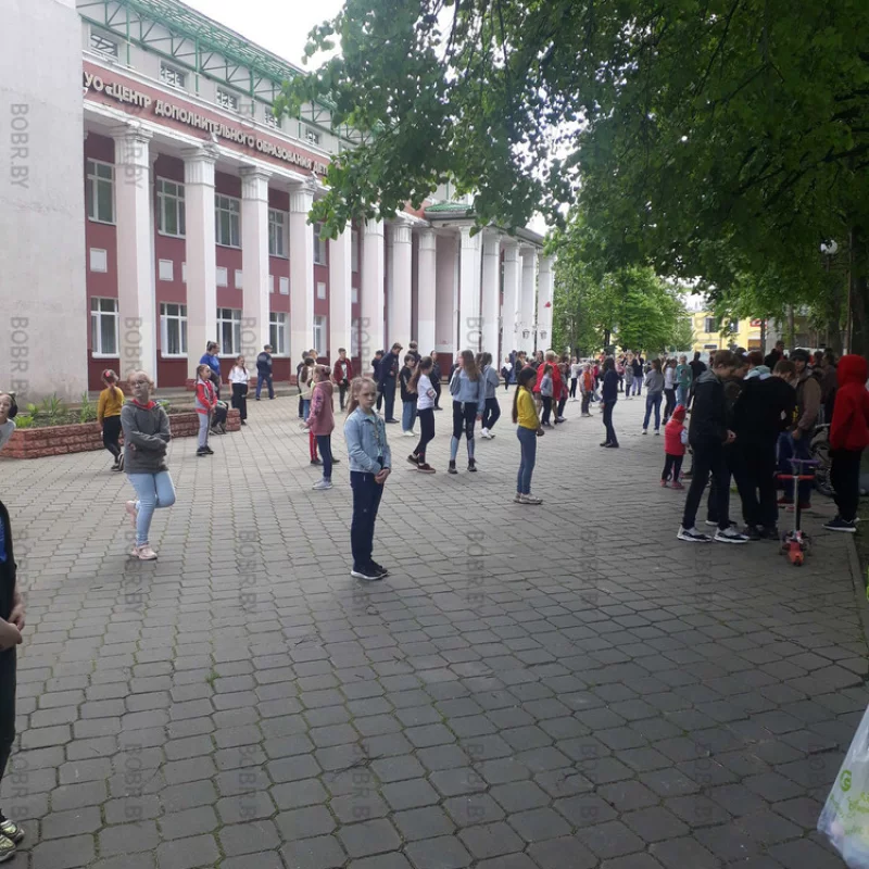 Опять движ Париж и громкая музыка