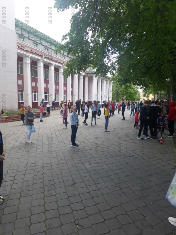 Опять движ Париж и громкая музыка