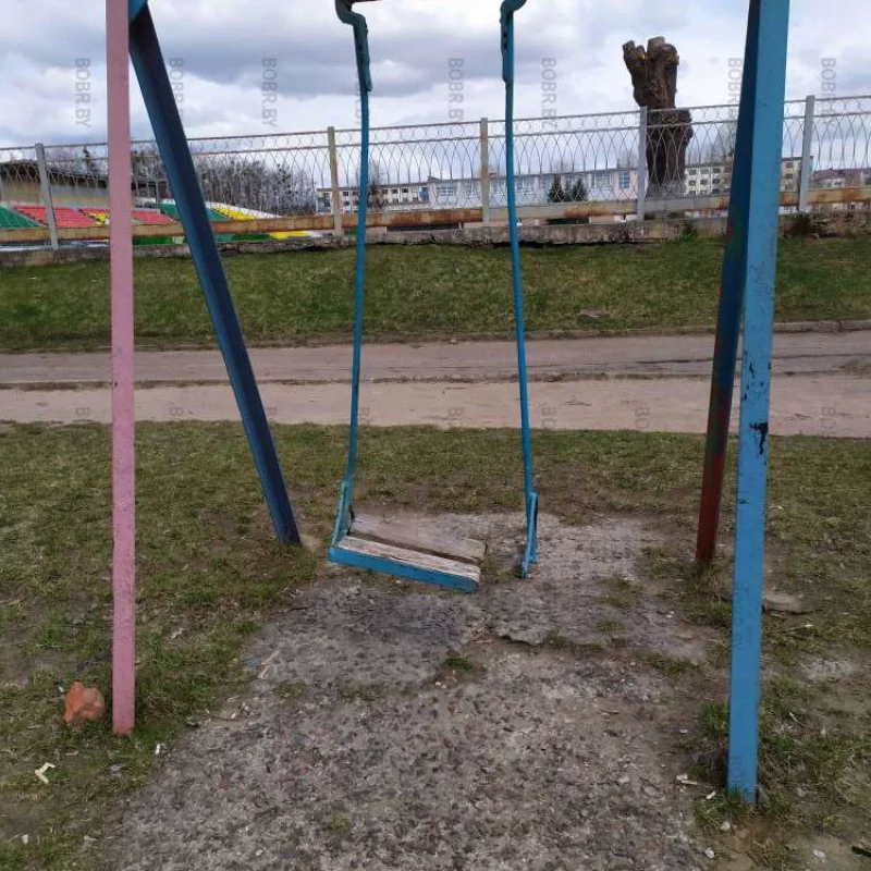 Суровые качели в центре 
