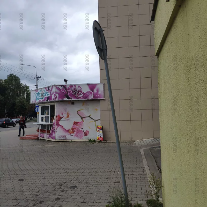 Кривой дорожный знак, на центральной улице города, на центральной остановке дом связи. Ломать не строить!