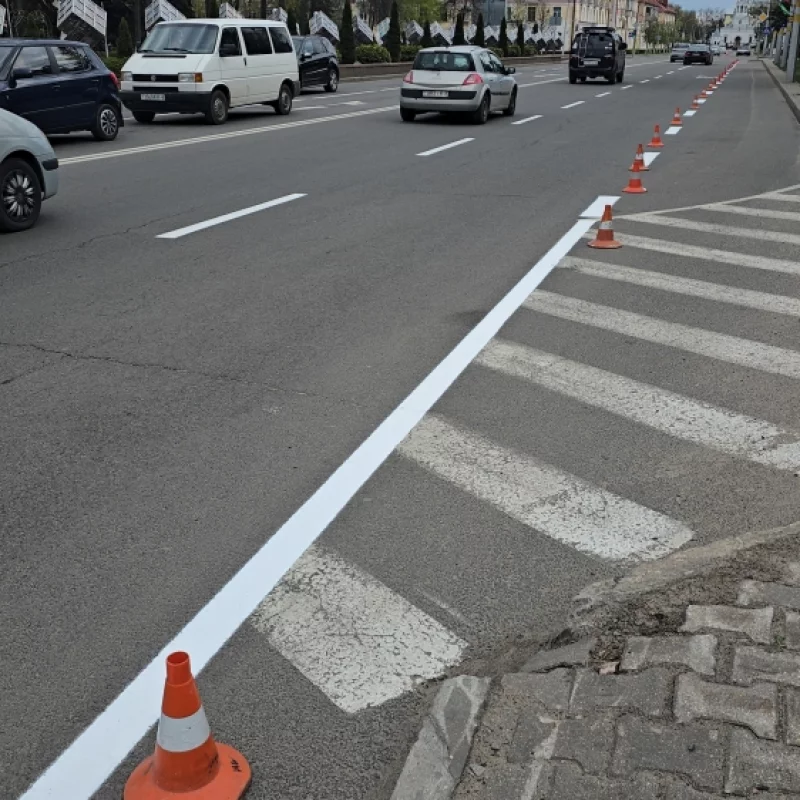 А на улице Минской обновляют дорожную разметку