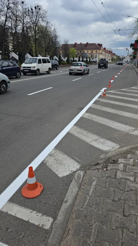 А на улице Минской обновляют дорожную разметку