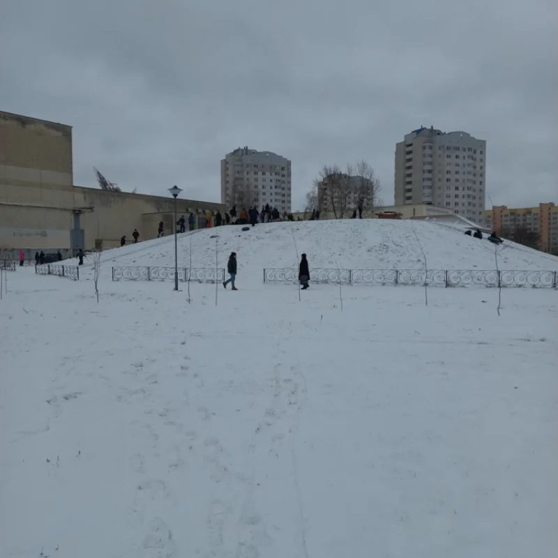 И кому нужен этот заборчик?? для травматизации деток?