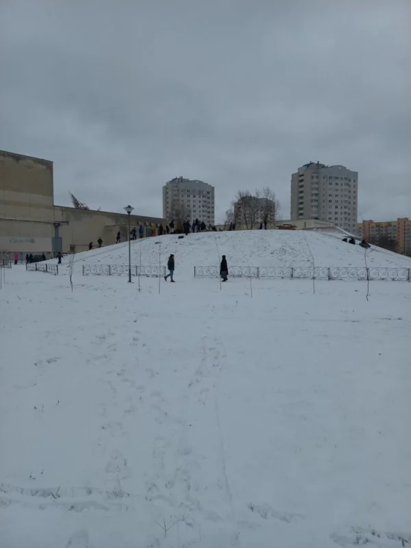 И кому нужен этот заборчик?? для травматизации деток?