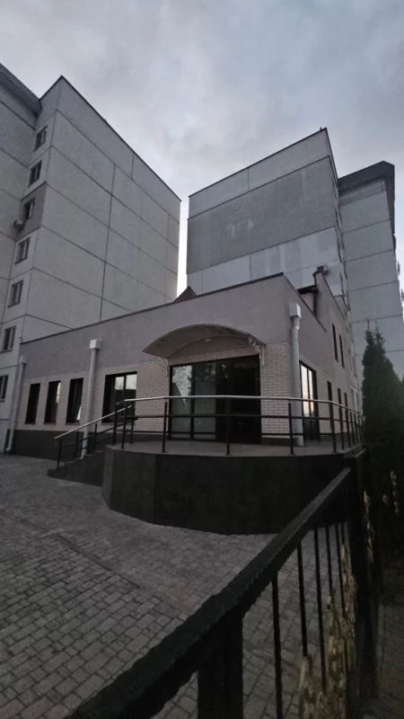 Отремонтировали фасады и крыльцо, но не понятно, что будет