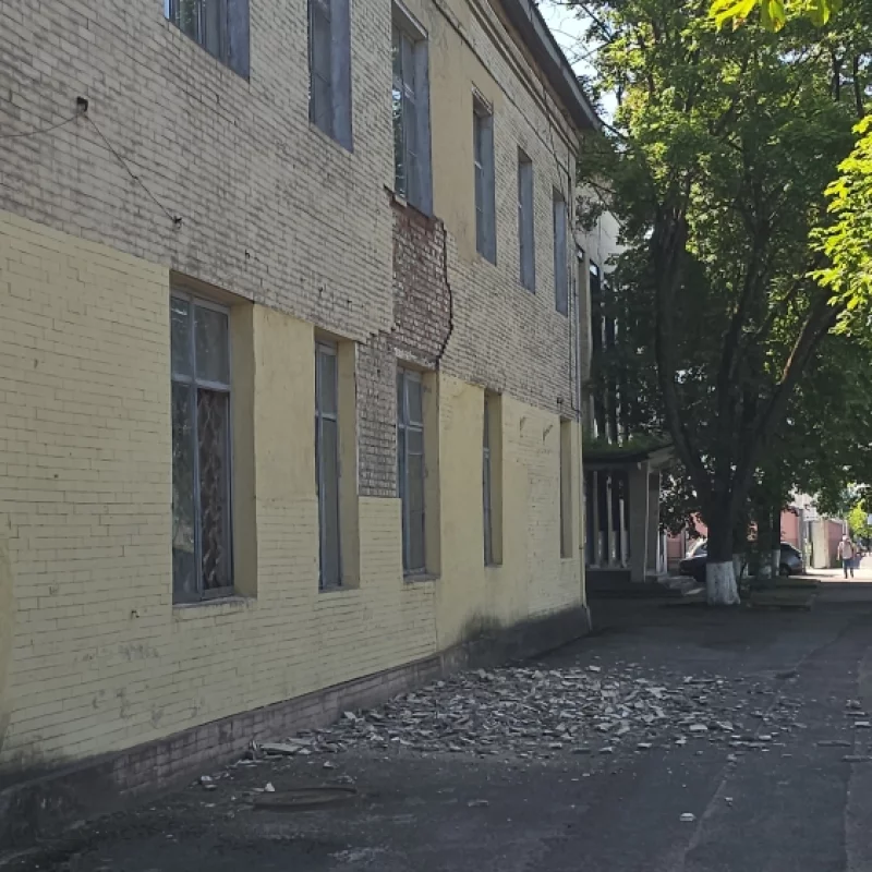 Обрушилась облицовка фасада завода Ленина