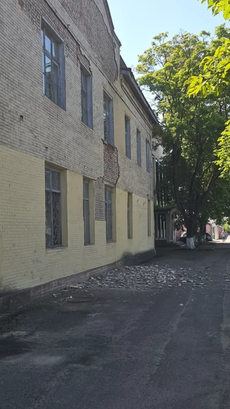 Обрушилась облицовка фасада завода Ленина