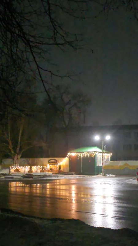 Остатки новогодний иллюминации на предприятии домочай всё ещё светятся и радуют глаз Спасибо.