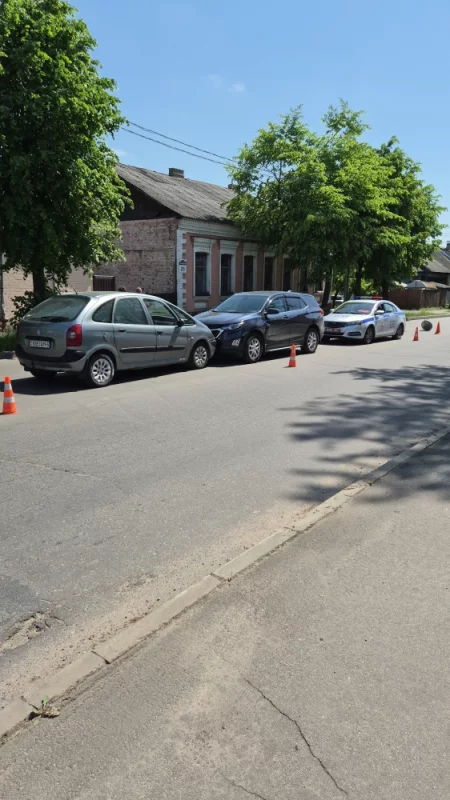 На улице Чонгарской произошла авария. По словам очевидцев, причиной стал выезд одного из автомобилей на встречную полосу.