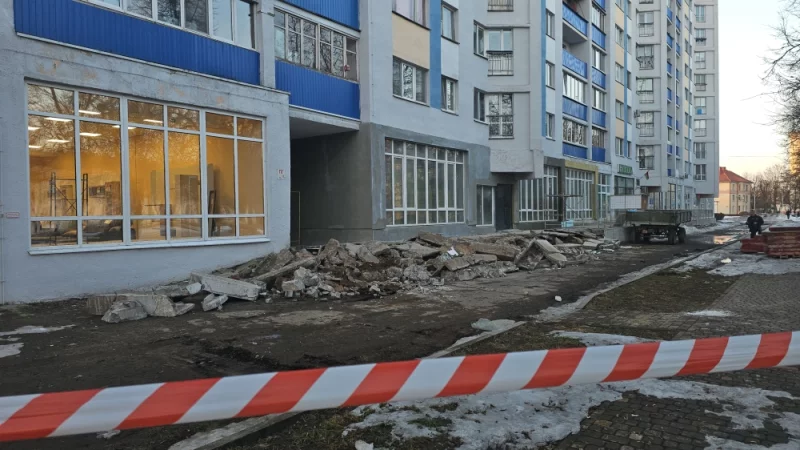 Сломали крыльцо, проход через арку и рядом по тротуару закрыли