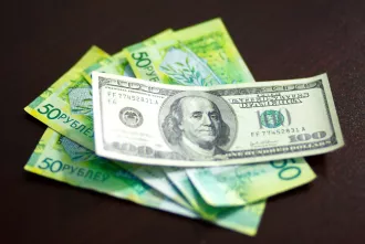 Доллар держит позиции. Смотрим свежие курсы валют