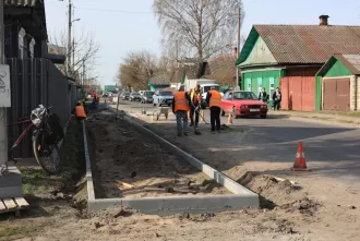 На ул. Володарского ударными темпами мостят тротуар