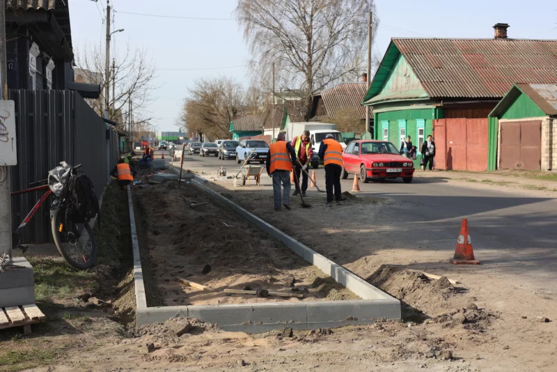 На ул. Володарского ударными темпами мостят тротуар