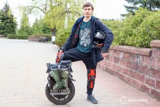 По пути на работу одни шинники крутят руль автомобиля, другие – педали велосипеда, а инженер-программист отдела автоматизации бизнес-процессов добирается на моноколесе