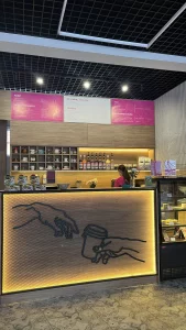 Опытный бариста в кафе