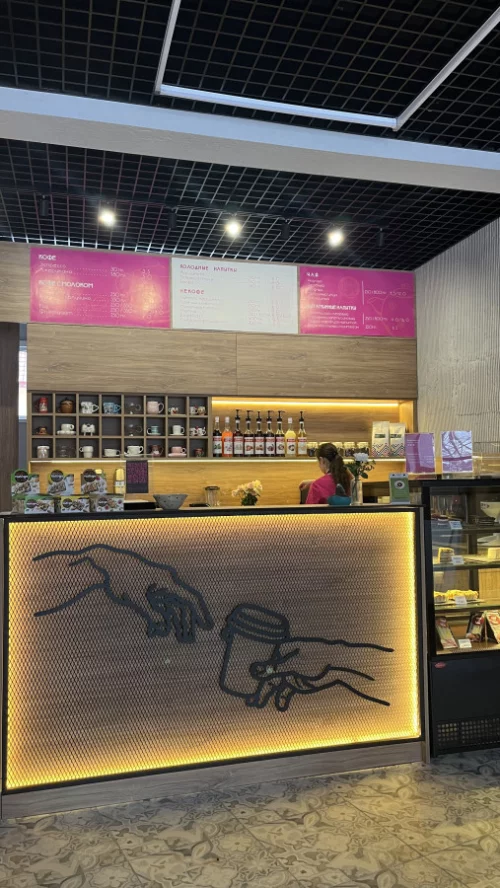 Опытный бариста в кафе