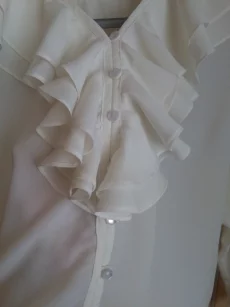 Блузка  нарядная с воланами