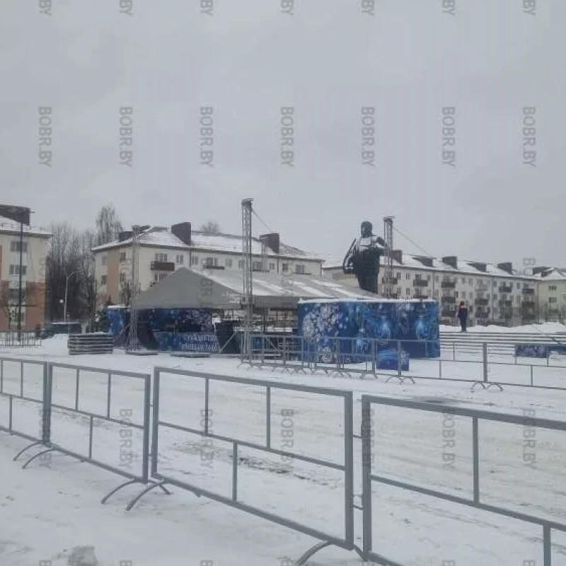 Установка сцены на площади Ленина у главной ёлки города.