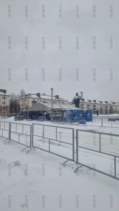 Установка сцены на площади Ленина у главной ёлки города.