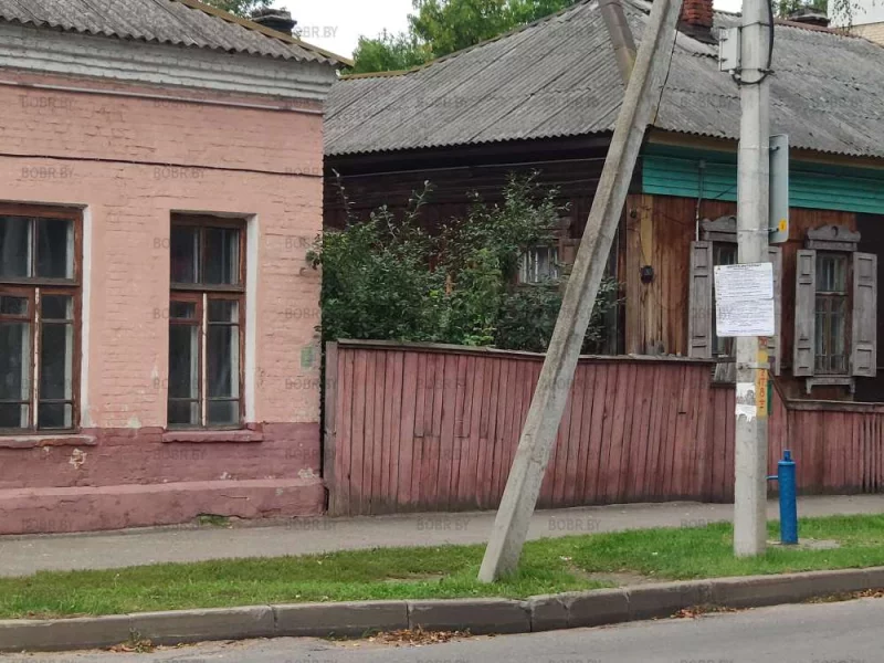 На фото, остановка общественного транспорта, как вы можете видеть ни лавочки, не остановочного комплекса с козырьком чтобы укрыться от дождя нету. Только висит расписание.