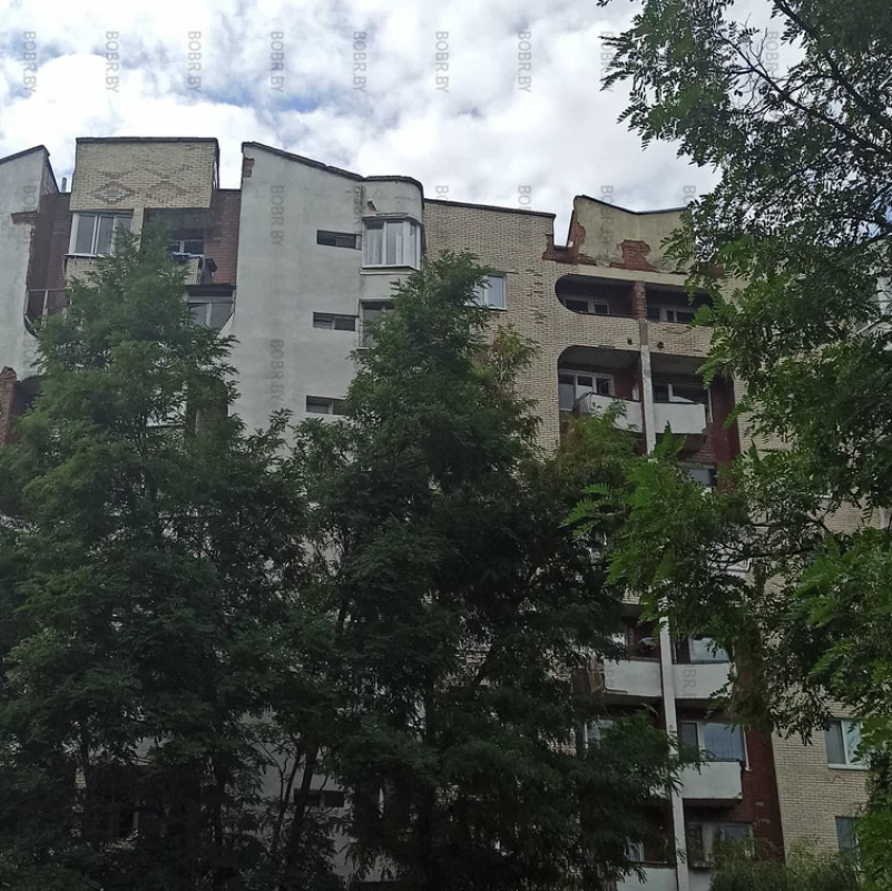 Почему-то никого не смущают периодически отпадающая с фасада плитка...