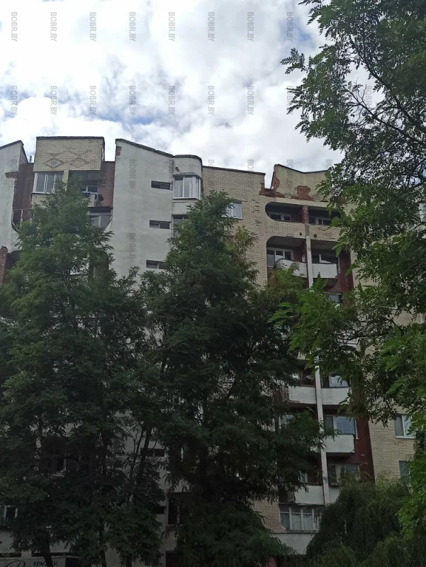 Почему-то никого не смущают периодически отпадающая с фасада плитка...