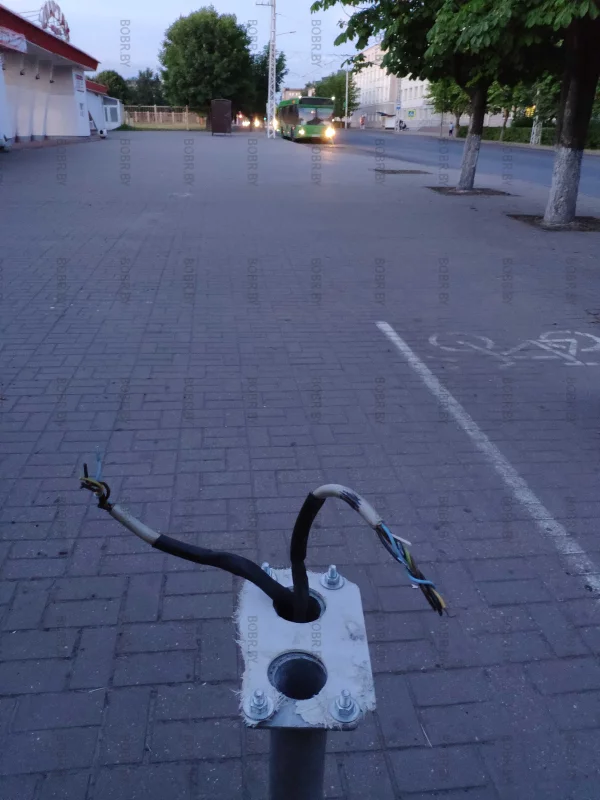 Посреди тротуара торчит непонятная железная труба а с неё выходят оголённые провода. Проверить они под напряжением или нет, смелость у меня не хватило. Люди будьте осторожны. Кафе фанат, наведите порядок возле своей территории.