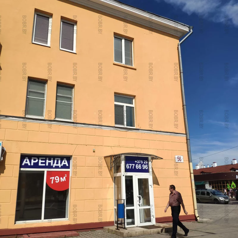Раньше на этой жёлтой стене висела уродливая реклама. Неужели город начинает потихоньку очищать от некрасивой рекламы?