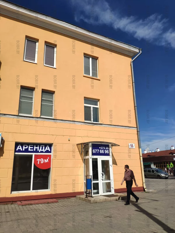 Раньше на этой жёлтой стене висела уродливая реклама. Неужели город начинает потихоньку очищать от некрасивой рекламы?