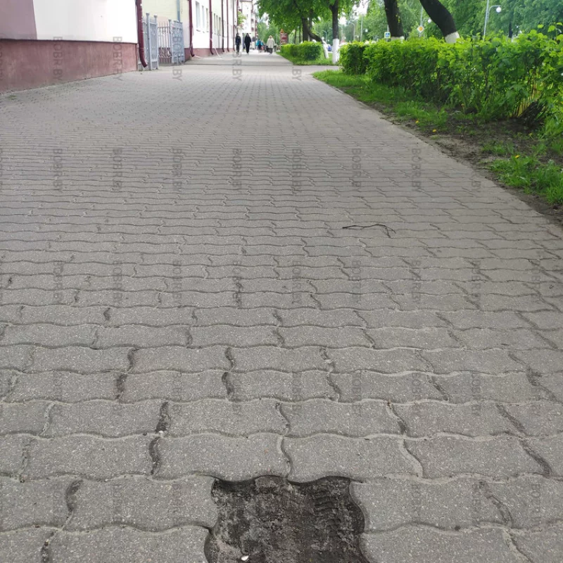 Кто-то утащил две плитки, теперь ямао которую можно легко споткнуться. До площади Ленина 50 метров
