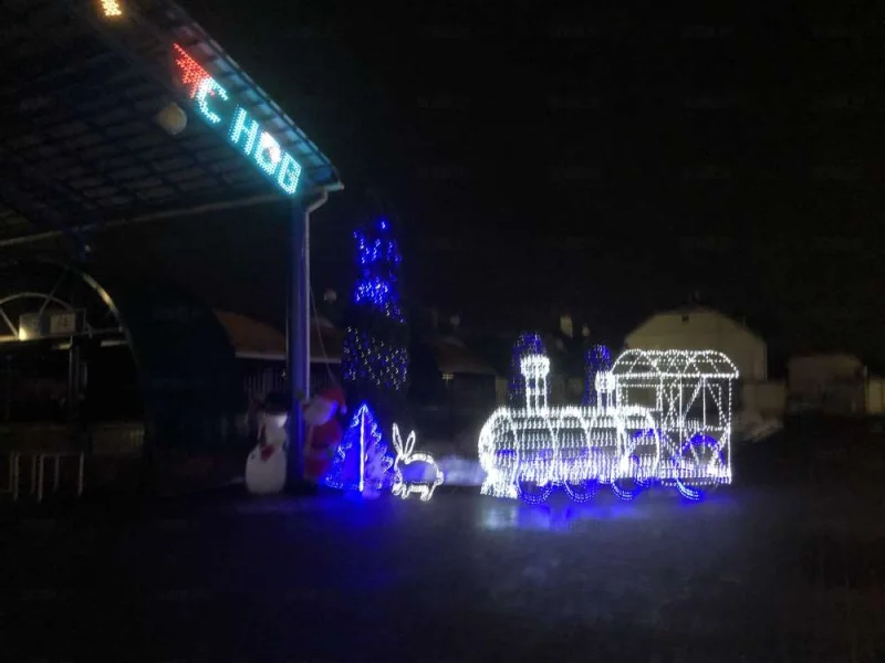 Новогодний паровозик на вокзале