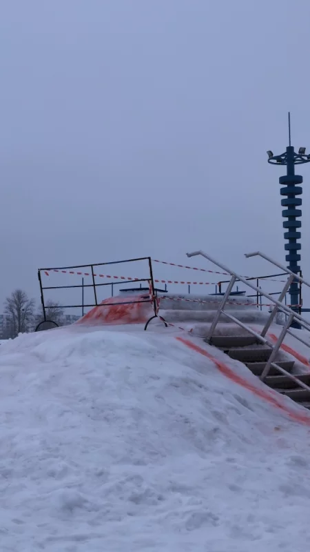Ледяная горка возле Арены перекрыта. Кататься нельзя)