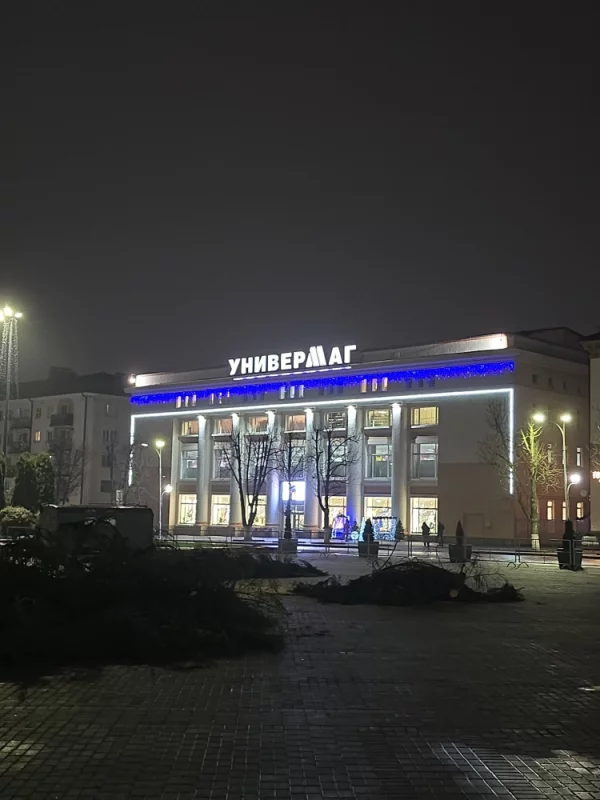 универмаг просто светится красивыми новогодними огоньками