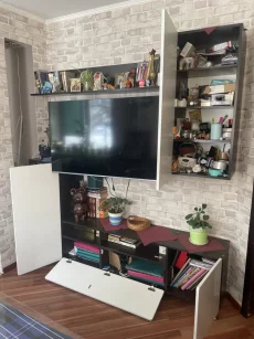 Мини-стенка типа горки с подвесным шкафчиком