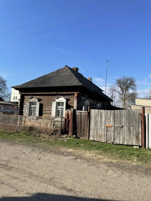 Участок с ветхим домом по ул. Новокрайняя