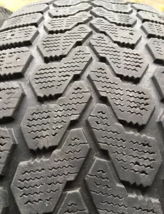 Покрышки зимние 235/65/17 Yokohama