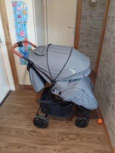 Детскую прогулочную коляску