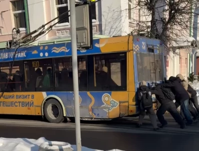 Бобруйчане помогают застрявшему троллейбусу. ВИДЕО