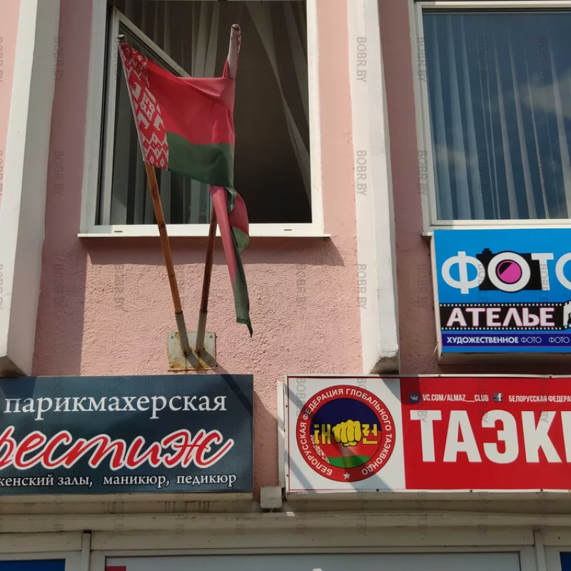 Флаги повесили, а следить за их состоянием чистотой никто не хочет. На доме быта флаги грязные и выгоревшие, выглядят неэстетично, их уже пора обновить.