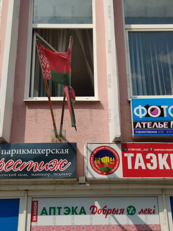 Флаги повесили, а следить за их состоянием чистотой никто не хочет. На доме быта флаги грязные и выгоревшие, выглядят неэстетично, их уже пора обновить.
