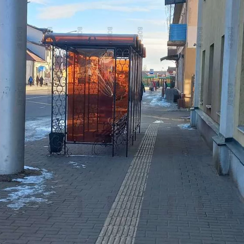 Если по городу начали появляться остановки, где их 40 лет не было, значит чей-то родставенник занимается ковкой..