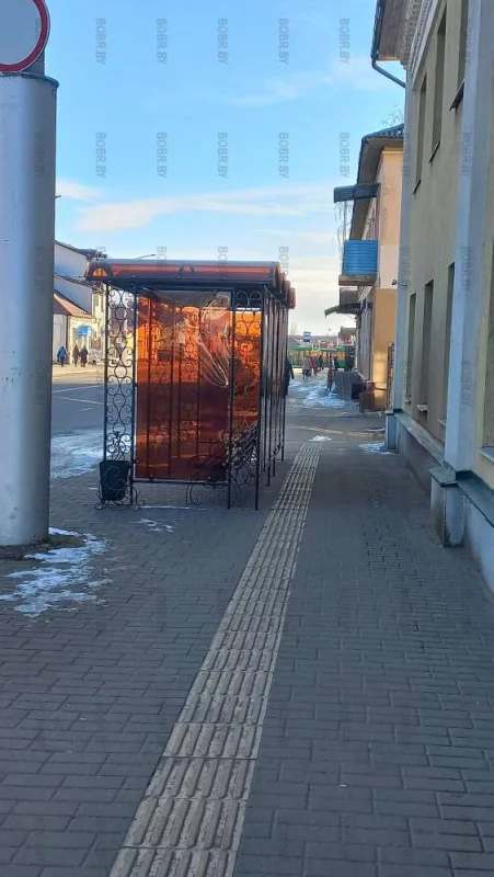 Если по городу начали появляться остановки, где их 40 лет не было, значит чей-то родставенник занимается ковкой..