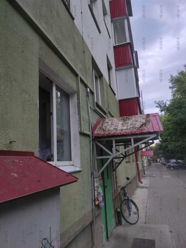 Бобруйск богатый город, Здесь даже на козырьки в подъезде ложат ковры.