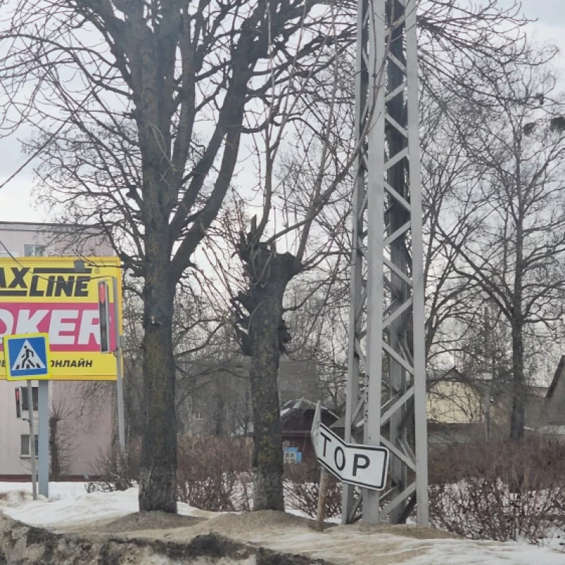 Дорожный знак обозначающий стоп линию плохо себя чувствует. Интересно, Какая организация в Бобруйске отвечает за дорожные знаки?