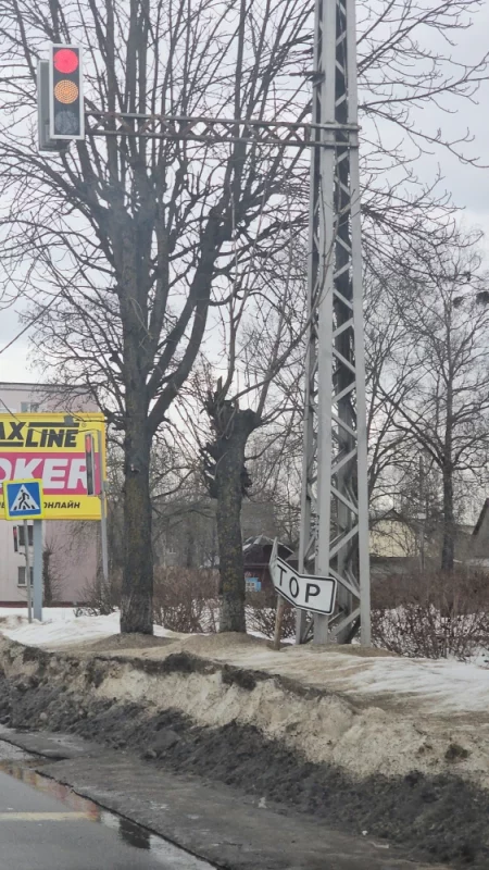 Дорожный знак обозначающий стоп линию плохо себя чувствует. Интересно, Какая организация в Бобруйске отвечает за дорожные знаки?