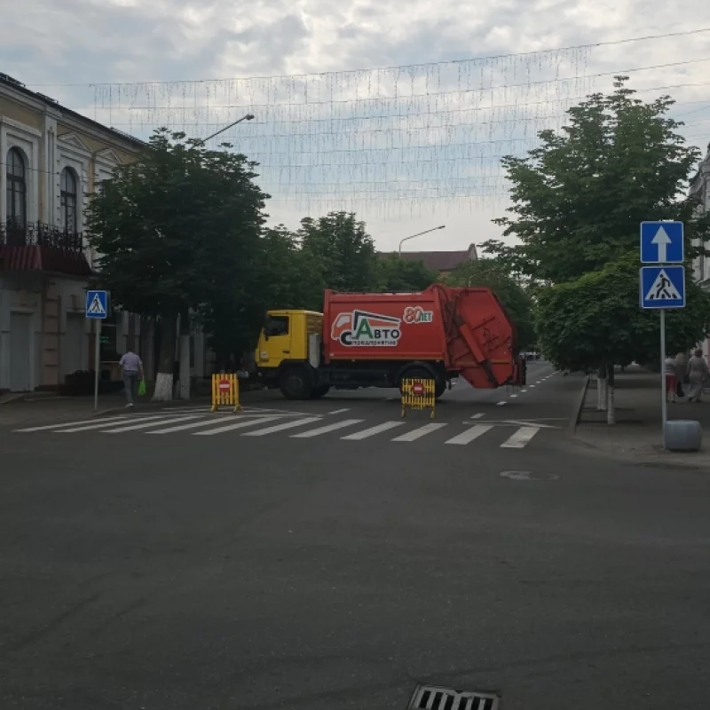 Спецавтопредприятие блокировало проезд по Социалистической, на площади мероприятие