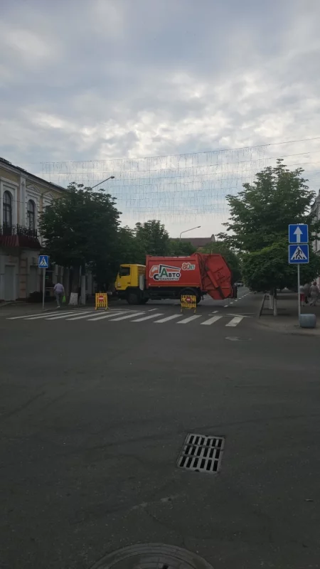 Спецавтопредприятие блокировало проезд по Социалистической, на площади мероприятие