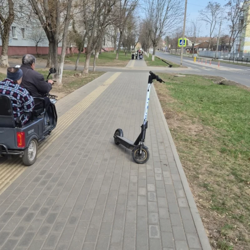 Как объяснить желание оставить самокат посреди тротуара?