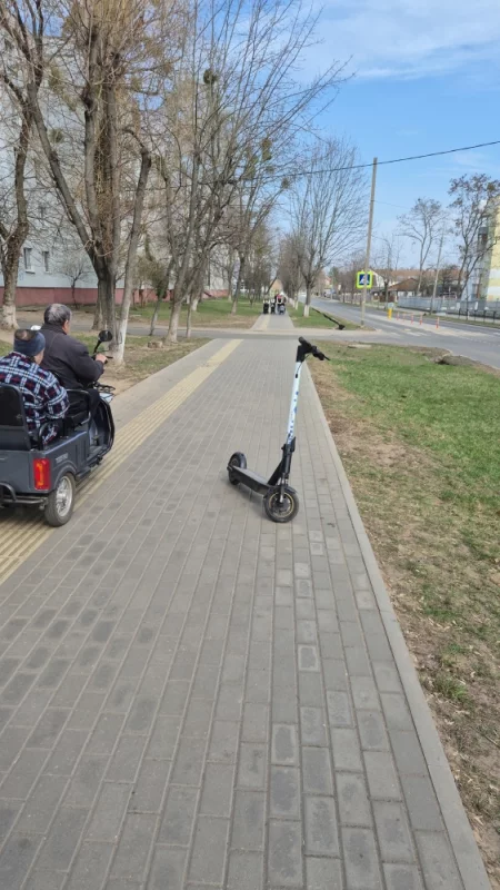 Как объяснить желание оставить самокат посреди тротуара?
