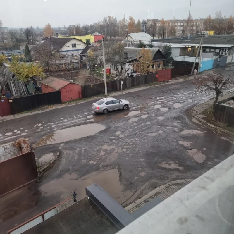 улицы родного города, лужи , грязь. Асфальта не видно...